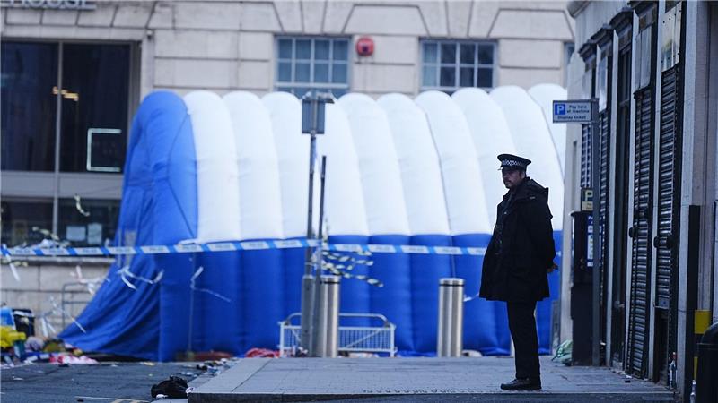 Liverpooler Bürgermeister: Hoffen, dass sie durchkommen Bürgermeister Steve Rotheram sprach am Morgen von mehreren Menschen in kritischem Zustand.