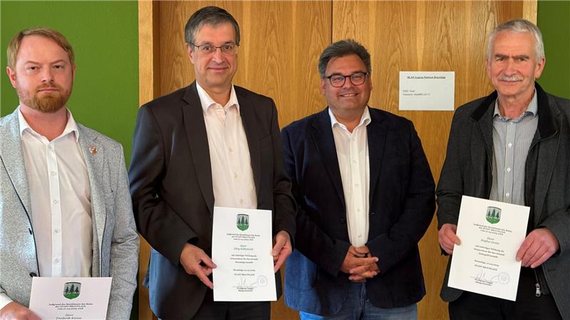 Bürgermeister Wolfgang Langer (2.v.r.) bestellt (von links) Frederik Kunze (St. Andreasberg), Jörg Kühnhold (Braunlage) und Stefan Grote (Hohegeiß) als Ortsarchivare.