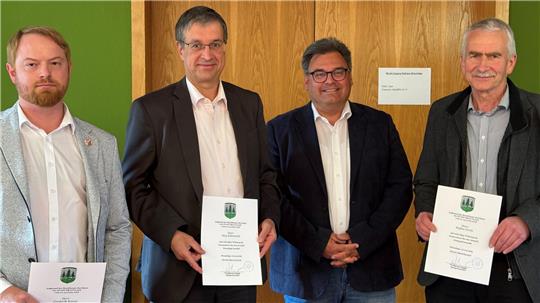 Bürgermeister Wolfgang Langer (2.v.r.) bestellt (von links) Frederik Kunze (St. Andreasberg), Jörg Kühnhold (Braunlage) und Stefan Grote (Hohegeiß) als Ortsarchivare.