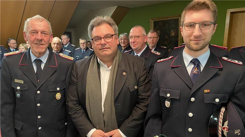 Bürgermeister Wolfgang Langer (M.) verabschiedet Stadtbrandmeister Hans Ervenich (l.) und ernennt Lukas Neuse zum Nachfolger.