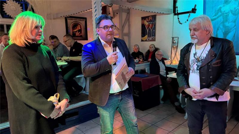 Braunlage bedankt sich bei Frank Faber Bürgermeister Wolfgang Langer (Mitte) ernennt Frank Faber zum "Botschafter Braunlages". Mit dabei ist die gute Freundin des Sängers, Simone Neitz, die ihm im Namen vieler weiterer Freunde und Bekannte ebenfalls ein Geschenk überreicht.