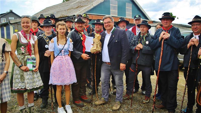 Bürgermeister Wolfgang Langer (Mitte rechts) überreicht dem Hirten Andreas Neigenfindt (Mitte links) Urkunde und Hüte-Groschen.