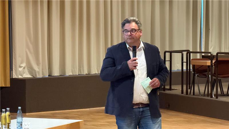 Bürgermeister Wolfgang Langer beantwortet nicht nur die Fragen der Einwohner, er moderiert die Bürgerversammlung zudem.