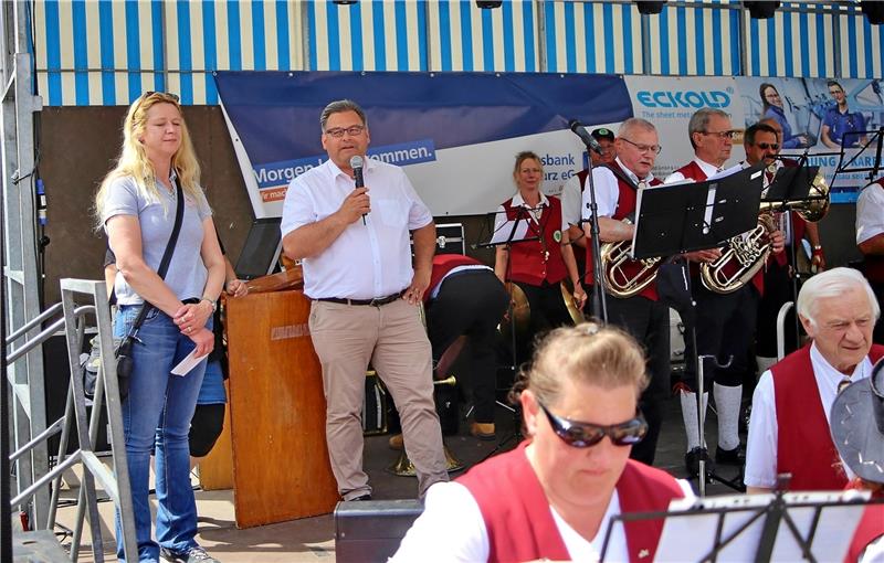 Bürgermeister Wolfgang Langer eröffnet das Stadtfest in St. Andreasberg bei sommerlichen Temperaturen. Foto: Jung