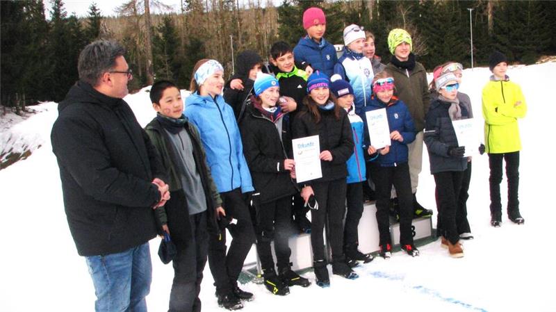 Bürgermeister Wolfgang Langer gratuliert den Gewinnerinnen bei der weiblichen Jugend U16 im Skilanglauf.