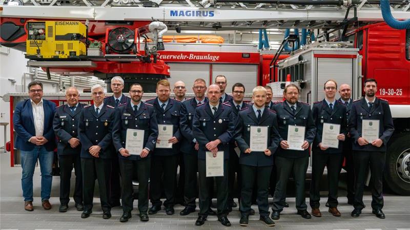 „Es war ein ereignisreiches Jahr“ für die Feuerwehr Braunlage Bürgermeister Wolfgang Langer (l.), der stellvertretende Stadtbrandmeister Roland Krebs (2.v.l.), Kreisbrandmeister Uwe Fricke (4.v.l.) und Ortsbrandmeister Jan Müller (5.v.l.) gratulieren den geehrten und beförderten Mitgliedern.