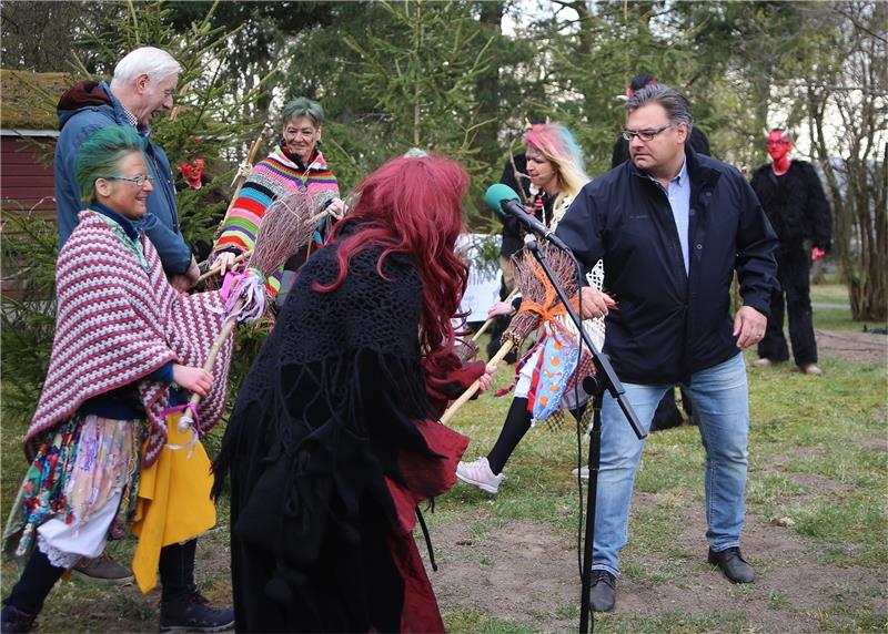 Bürgermeister Wolfgang Langer legt sich mit den Hexen an, denen er nicht den Stadtschlüssel geben will.
