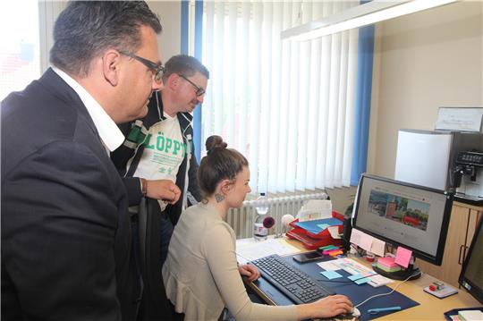 Bürgermeister Wolfgang Langer (links) sowie die Sachbearbeiter Dirk Ullrich und Julia Riedel sind zufrieden mit der neuen Internetpräsenz der Stadt Braunlage. Foto: Eggers