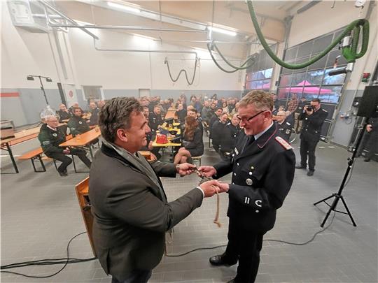 Bürgermeister Wolfgang Langer (links) übergibt Braunlages stellvertretendem Stadtbrandmeister Bernd Pöppelmann den symbolischen Schlüssel fürs neue Feuerwehrhaus. Gerüchten zufolge soll er tatsächlich zu einem der Schlösser passen. Fotos: Exner