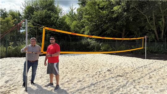 Bürgermeister Wolfgang Langer (links) und Schwimmmeister Mathias Lange eröffnet den Beachvolleyball-Platz im Waldschwimmbad Hohegeiß.