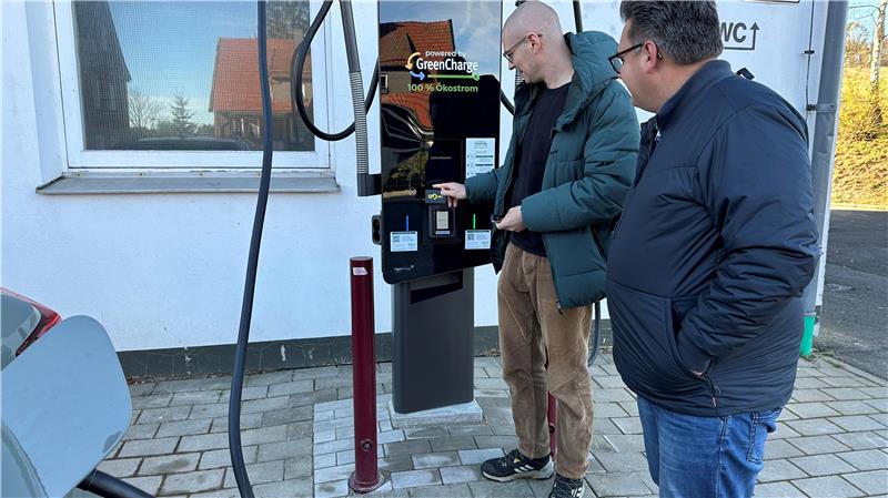 Autofahrer können vor dem Braunlager Rathaus schnell laden Bürgermeister Wolfgang Langer (rechts) beobachtet, wie Tobias Brabanski als einer der ersten seinen Wagen mit Strom aus der neuen Elektrotankstelle lädt.
