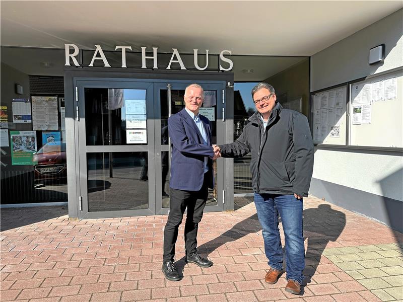 Bürgermeister Wolfgang Langer (rechts) heißt den künftigen Kämmerer der Stadt Braunlage, Enrico Gessing, im Rathaus willkommen. Der 44-jährige Familienvater aus Elbingerode will sich bald schon um den Nachtragshaushalt kümmern. Foto: Eggers