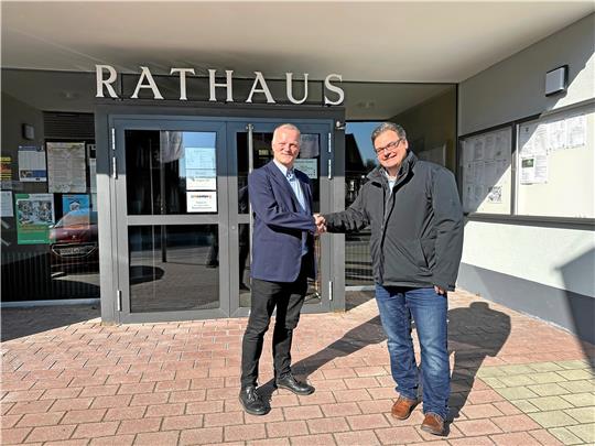 Bürgermeister Wolfgang Langer (rechts) heißt den künftigen Kämmerer der Stadt Braunlage, Enrico Gessing, im Rathaus willkommen. Der 44-jährige Familienvater aus Elbingerode will sich bald schon um den Nachtragshaushalt kümmern. Foto: Eggers