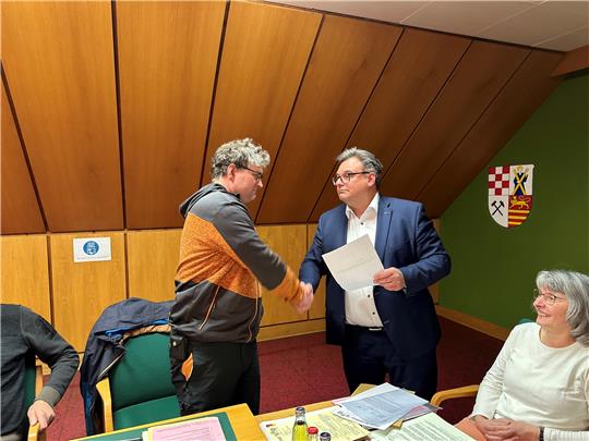 Bürgermeister Wolfgang Langer (rechts) verpflichtet Helmut Trübel per Handschlag als neues Mitglied des Rates der Stadt Braunlage.  Fotos: Eggers