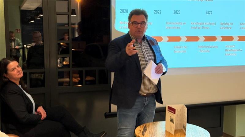 Bürgermeister Wolfgang Langer und zuvor Cathleen Hensel, die Geschäftsführerin der Braunlage-Tourismus-Marketing-Gesellsschaft, gehen noch einmal darauf ein, wie es zu der gemeinsamen Dachmarke kam.