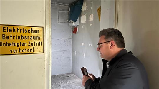 Bürgermeister Wolfgang Langer zeigt den ehemaligen Betriebsraum des Fahrstuhls im obersten Geschoss, der nicht mehr benötigt wird, und den künftig der Lift nutzen soll.