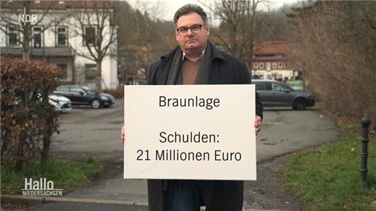 Bürgermeister Wolfgang Langer zeigt es in dem NDR-Beitrag: Die Stadt Braunlage hat seinen Schätzungen zufolge 21 Millionen Euro Schulden.