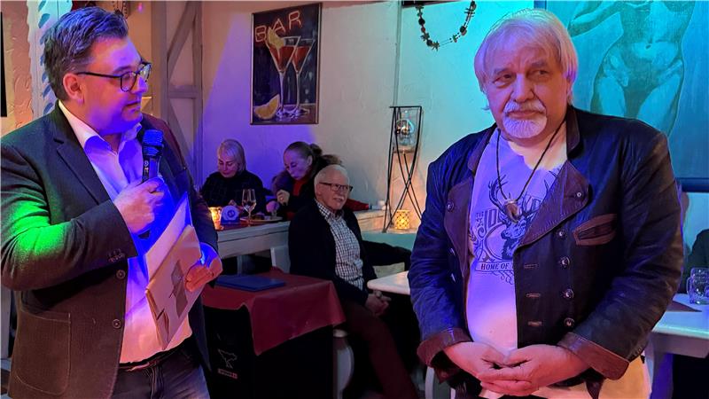 Bürgermeister Wolfgang Langer(l.) lobt das Engagement des Sängers und Unternehmers Frank Faber für die Stadt und ernennt ihn zum „Botschafter Braunlages“.