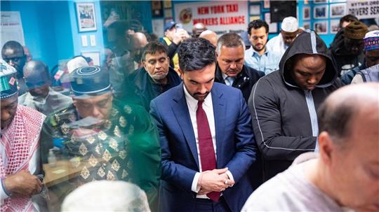 Bürgermeister Zohran Mamdani (M), betet vor dem Fastenbrechen.