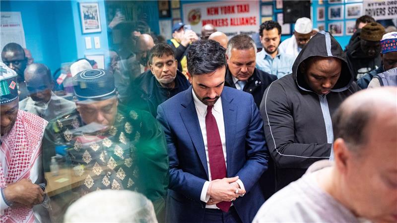 Bürgermeister Zohran Mamdani (M), betet vor dem Fastenbrechen.