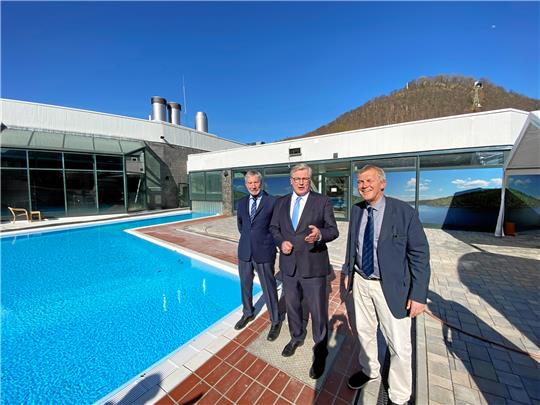 Bürgermeister und KTW-Aufsichtsratschef Ralf Abrahms, Minister Dr. Bernd Althusmann und KTW-Geschäftsführer Bernd Vollrodt (v.l.) vor der Sole-Therme, die für 5 Millionen Euro erweitert wurde.  Fotos: Schlegel