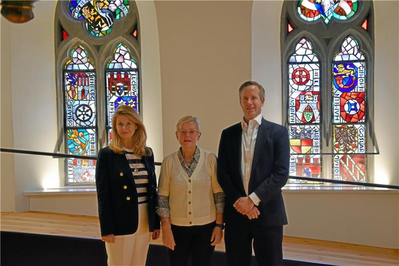 Zum Tod der Queen: „Sie hat die Herzen vieler berührt“ Bürgermeisterin Christine Bateson (M.), Ratsvorsitzender Andrew Johnson (re.) und Stadträtin Samantha Rayner (li.) aus Windsor and Maidenhead.