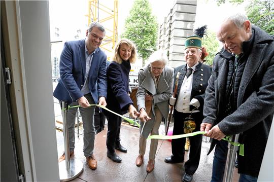 Bürgermeisterin Petra Emmerich-Kopatsch (2. von links) und die damalige Staatssekretärin Dr. Sabine Johannsen zerschneiden im Beisein von Landrat Dr. Alexander Saipa (links) und Stiftungsdirektor Gerhard Lenz (rechts) das Band vor dem Welterbezentrum.  Foto: GZ-Archiv