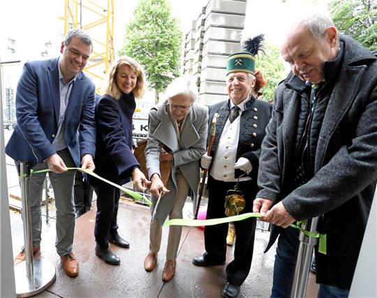 Bürgermeisterin Petra Emmerich-Kopatsch (2. von links) und Staatssekretärin Dr. Sabine Johannsen zerschneiden im Beisein von Landrat Alexander Saipa (links) und Stiftungsdirektor Gerhard Lenz (rechts) das Band vor dem Welterbezentrum. Foto: Neuendorf