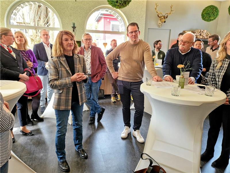 Bürgermeisterin Petra Emmerich-Kopatsch (4.v.l.) spricht beim Zukunftsforum über die touristische Entwicklung Wildemanns. Foto: Knoke