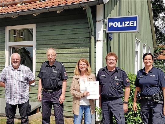 Bürgermeisterin Petra Emmerich-Kopatsch (Mitte) hält die von ihr und dem Oberharzer Polizeichef Michael Huth (2. von rechts) unterschriebene Sicherheitspartnerschaft in den Händen. Bei der Unterzeichnung sind Sven Küster vom Ordnungsamt, Gerd Steckhan, Leiter des Kriminalermittlungsdienstes, und Polizeihauptkommissarin IIlka Simson (von links) dabei. Foto: Knoke