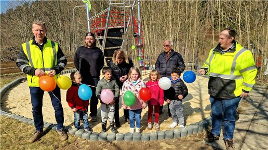 Bürgermeisterin Petra Emmerich-Kopatsch eröffnet offiziell den Spielplatz in Wildemann. Mit dabei sind aus dem Bauamt Stefan Schneider (l.) und Björn Dörge (r.) sowie Jugendpfleger Björn Schweda und Ortsbürgermeister Arno Schmidt. 