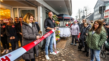 Bürgermeisterin Petra Emmerich-Kopatsch hat die Ehre, das rote Band zur Eröffnung der Woolworth-Filiale zu zerschneiden.
