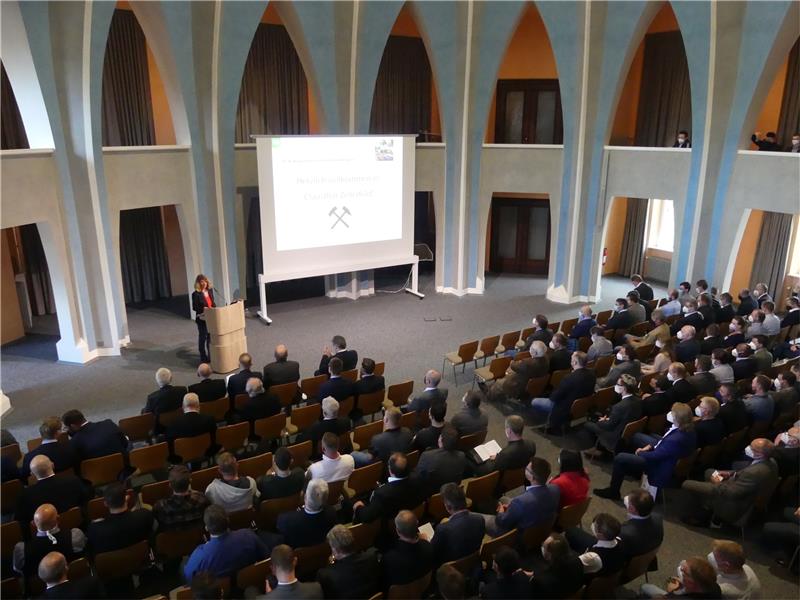 „Wir müssen Globalisierung neu denken“ Bürgermeisterin Petra Emmerich-Kopatsch richtet ein Grußwort an die rund 250 Teilnehmer des Kolloquiums. Foto: Römhild