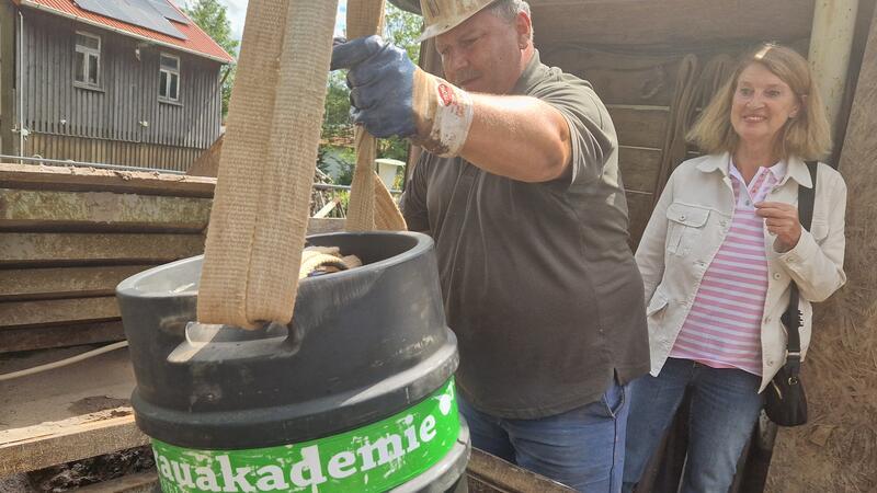 Zum 500. Geburtstag kommt das Bier im Oberharz aus dem Schacht Bürgermeisterin Petra Emmerich-Kopatsch schaut zu, wie das Jubiläumsbier den Schacht hinuntergelassen wird.