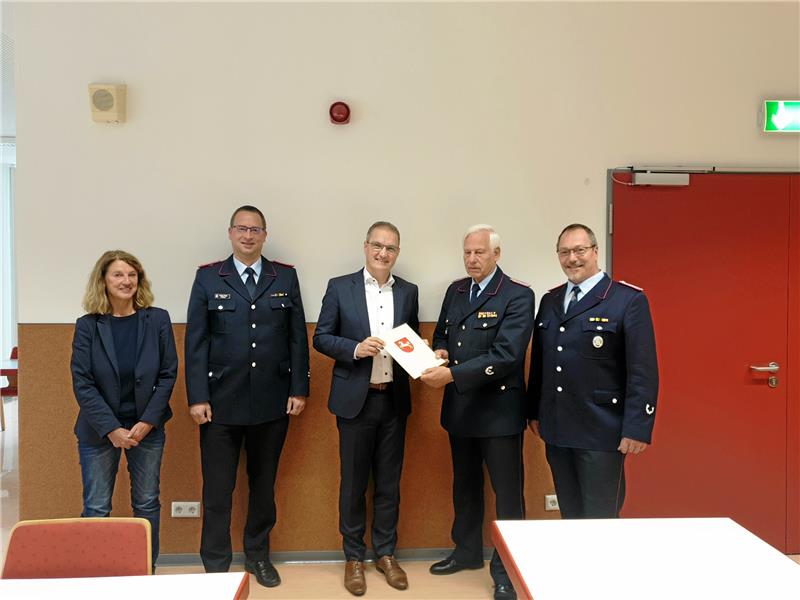 Fördergelder für neues Feuerwehrfahrzeug in Buntenbock Bürgermeisterin Petra Emmerich-Kopatsch, stellvertretender Stadtbrandmeister Markus Finck, Staatssekretär Stephan Manke, Stadtbrandmeister Andreas Hoppstock und Buntenbocks Ortsbrandmeister Michael Frohme (v.l.) bei der Übergabe des Bescheids. Foto: J. Fricke