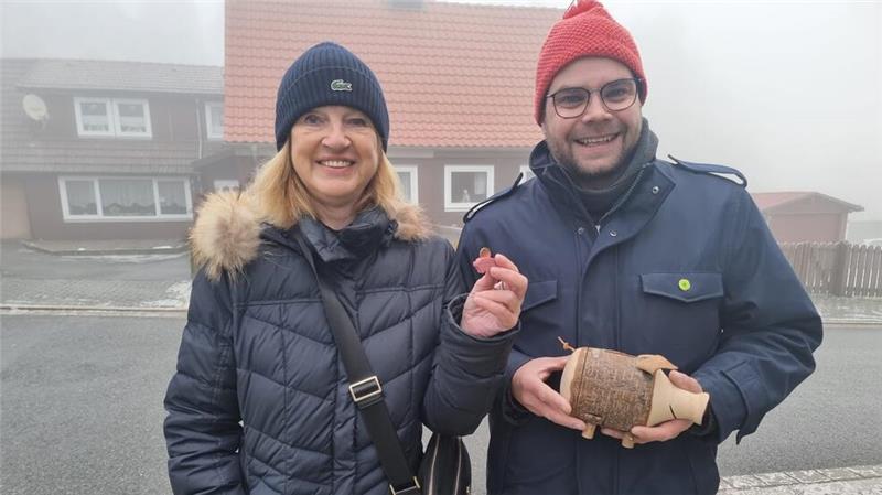 Bürgermeisterin Petra Emmerich-Kopatsch und Ratsherr Wolfram Haeseler kümmern sich in Buntenbock um den Glücksschweinchenverkauf.