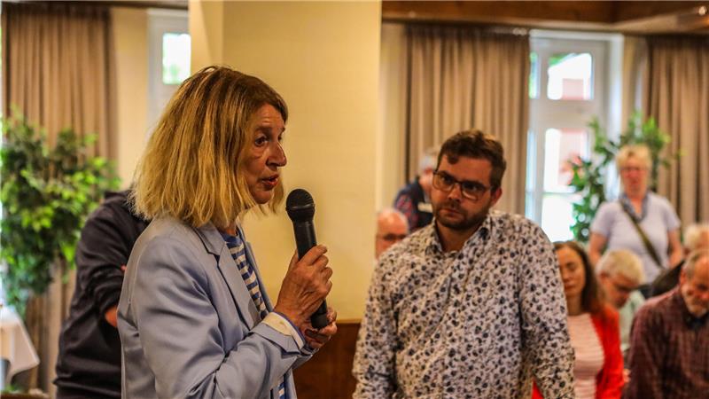 Bürgermeisterin Petra Emmerich-Kopatsch und Wolfram Haeseler sprechen über die finanziellen Auswirkungen für die Stadt.