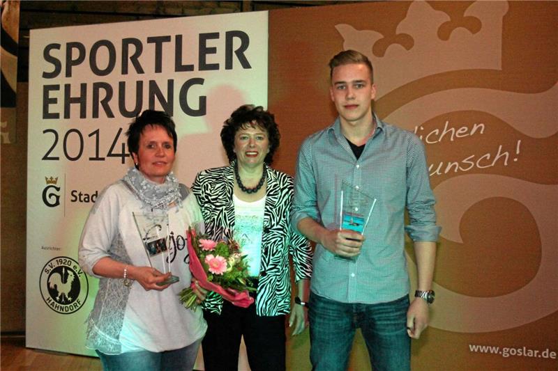 Bürgermeisterin Renate Lucksch (Mitte) mit den Einzelsportlern des Jahres 2014: Beate Beer in Vertretung ihrer Tochter Jolyn und Jonas Schneider.