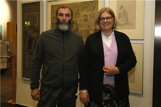 Bürgerpreis für den Verein „Goslar hilft Menschen in und aus Krisengebieten“: Vorsitzende Dr. Christine Rose und Ukraine-Transportfahrer Jarek Futerko dürfen sich über eine Summe von 20.000 Euro freuen.  Foto: Epping