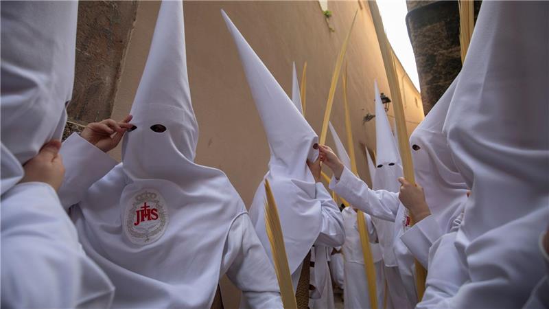Büßer (Nazarenos) nehmen an einer Prozession am Palmsonntag (Domingo de Ramos) zum Auftakt der Karwoche in Spanien teil.