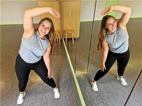 Bufdi Elaine Haag bietet in ihren bewegten Pausen Dehnübungen für den Büroalltag an. Foto: Knoke