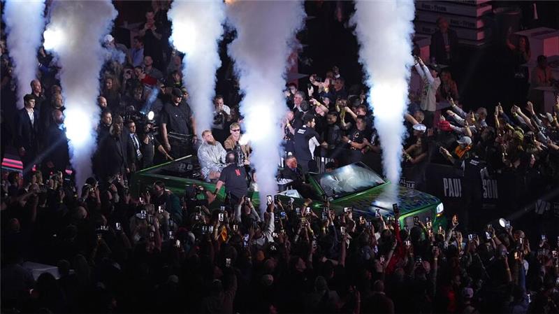 Comeback ohne Happy End: Prügel für Tyson und Netflix Buh-Rufe für Jake Paul, der im Cabrio zum Ring gefahren wird.