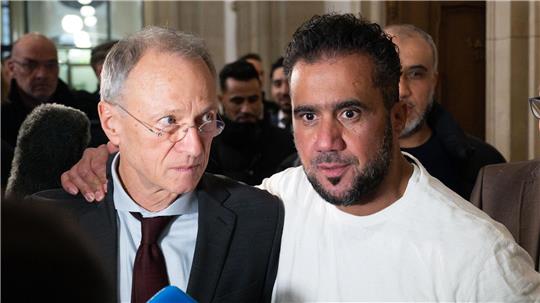 Buhsidos E-Manager Arafat Abou-Chaker (r) legt nach der Urteilsverkündung seinem Anwalt Hansgeorg Birkhoff die Hand auf die Schulter. (Archivbild) 