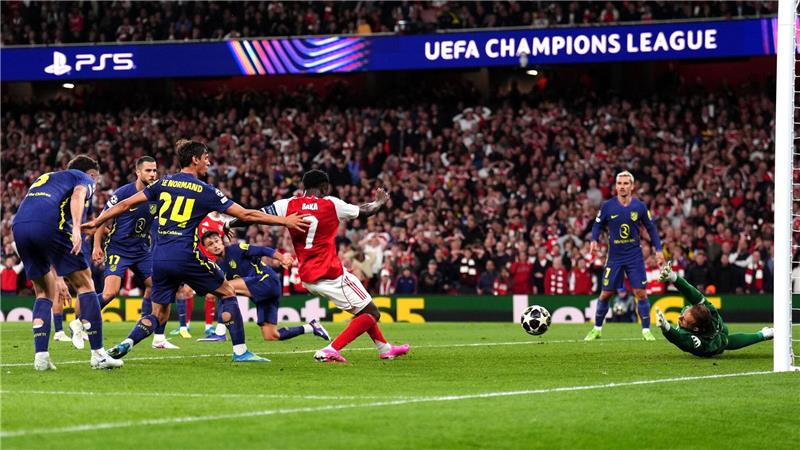 Bukayo Saka (7) shënoi për të kaluar Arsenalin në epërsi 1-0.