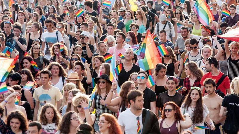 Bulgarien verbietet nicht-heterosexuelle Themen in Schulen Bulgarien verbietet nicht-heterosexuelle Botschaften und Themen wie geschlechtliche Selbstbestimmung in Schulen.