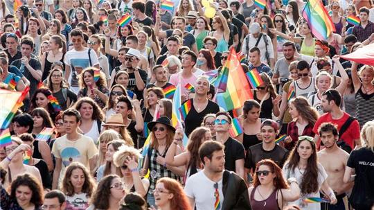 Bulgarien verbietet nicht-heterosexuelle Botschaften und Themen wie  geschlechtliche Selbstbestimmung in Schulen.