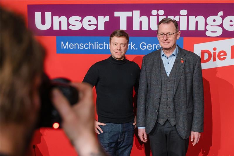 Thüringen: Schirdewan schließt Koalition mit BSW nicht aus Bundes-Parteivorsitzender Martin Schirdewan (l) und Thüringens Ministerpräsident Bodo Ramelow am Rande des Landesparteitags der Linken Thüringen.