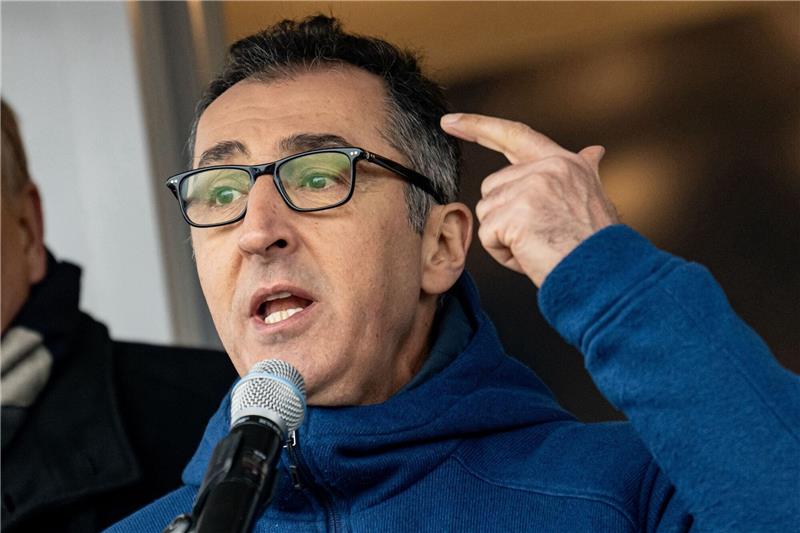 Özdemir äußert Verständnis für „Riesenwut” bei Landwirten Bundesagrarminister Cem Özdemir spricht bei der Demonstration von Landwirten in Berlin.