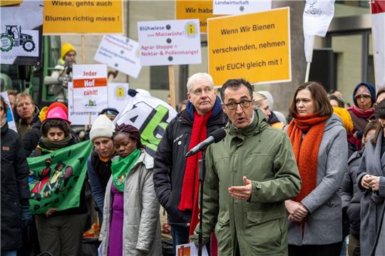 Bundesagrarminister Cem Özdemir spricht zu Tilnehmern der Demonstration der Initiative «Wir haben es satt!».