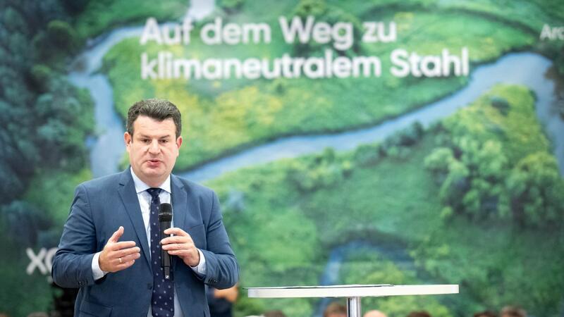 Bundesarbeitsminister Heil besucht das Stahlwerk, um sich über die Veränderungen zu informieren.